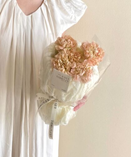 BEIGE CARNATION MINI BOUQUET