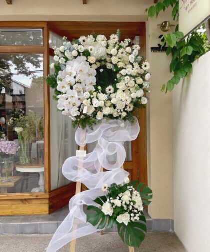 WHITE CONDOLENCE FLOWER 004