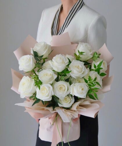 WHITE ROSE MIX GREEN M BOUQUET