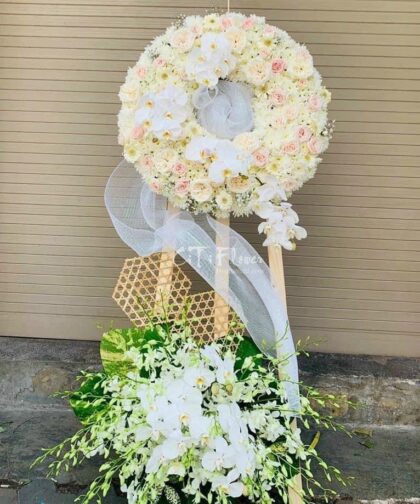WHITE CONDOLENCE FLOWER 010