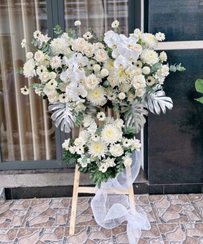 WHITE CONDOLENCE FLOWER 001