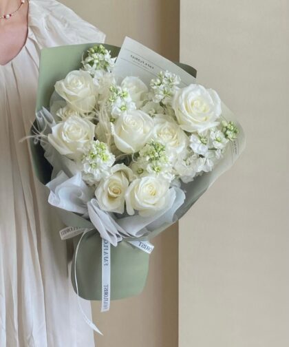 WHITE ROSE MATHIOLA S BOUQUET