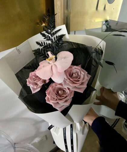 MANTA ORCHID MINI BOUQUET
