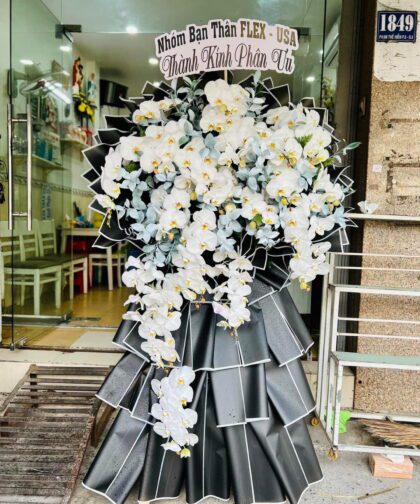 WHITE CONDOLENCE FLOWER 003
