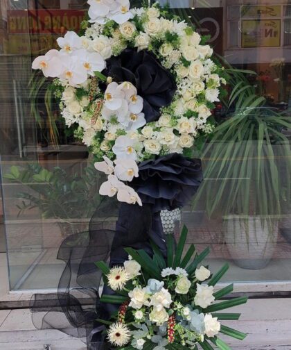 WHITE CONDOLENCE FLOWER 006