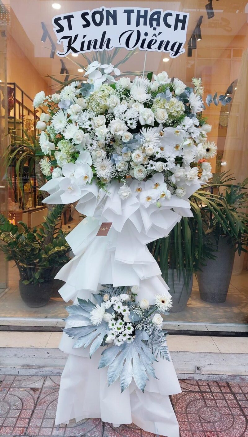 WHITE CONDOLENCE FLOWER 007