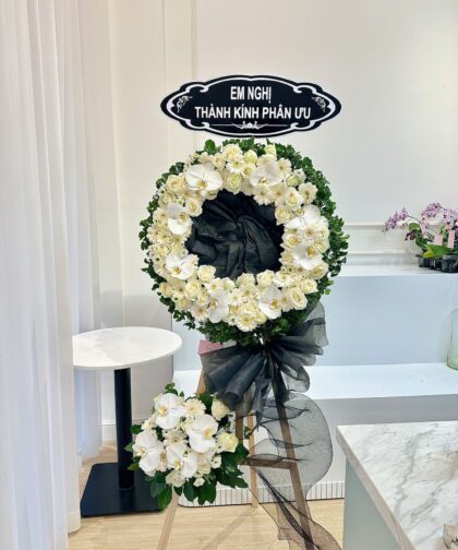 WHITE CONDOLENCE FLOWER 002