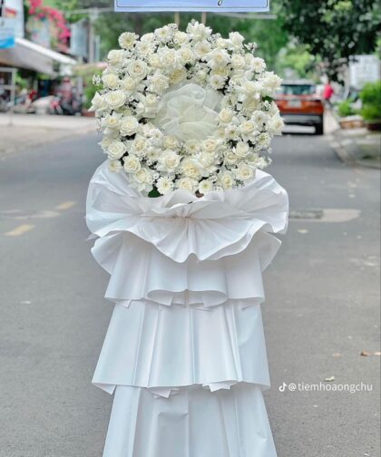 WHITE CONDOLENCE FLOWER 005