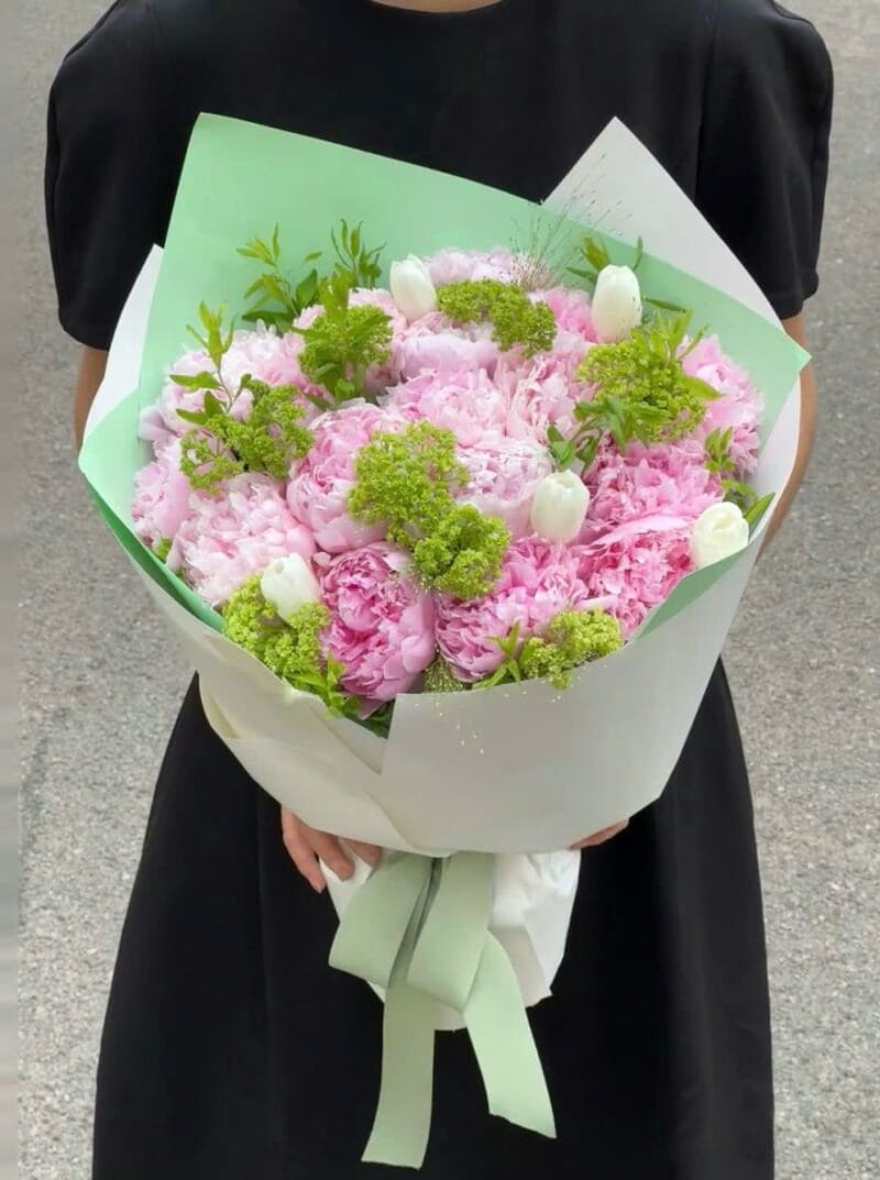 SARAH PEONY - TRACHELIUM - WHITE TULIP BOUQUET