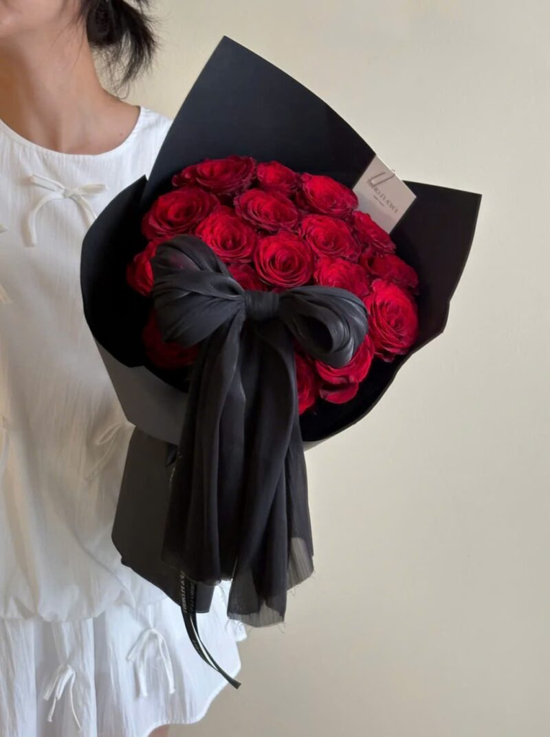 ECUADOR RED ROSE MIX BOWTIE BOUQUET