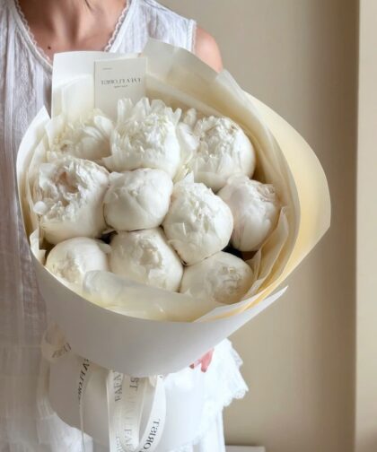 White peony bouquet remium