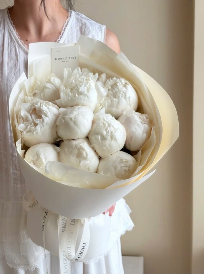 White peony bouquet remium