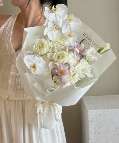 Orchid/rose/white tulip - bó hoa hồng trắng/lan hồ điệp/tulip
