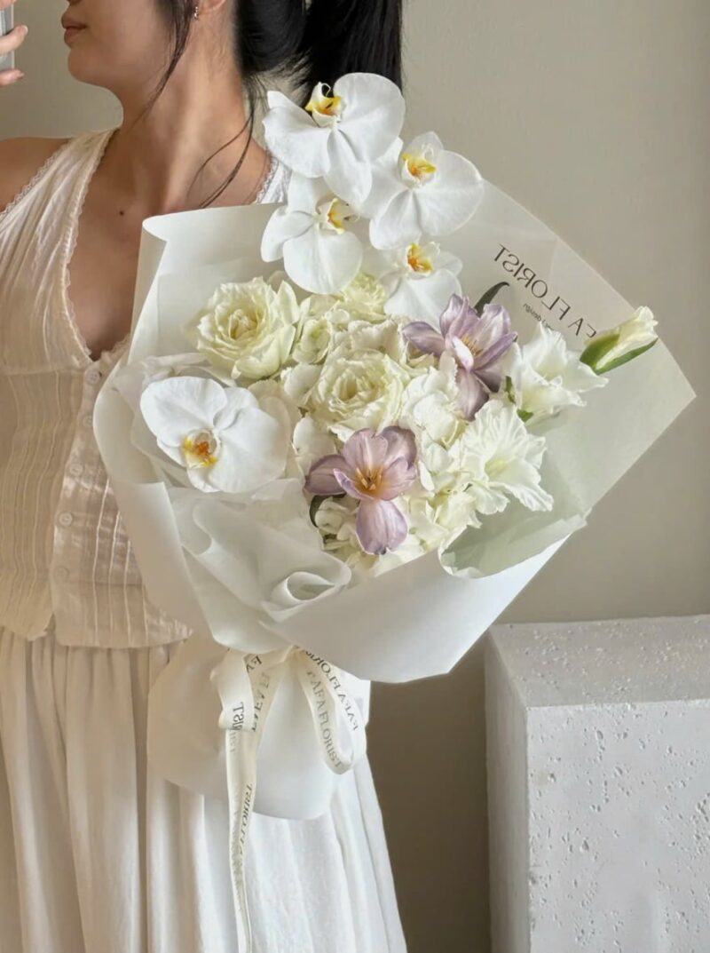 Orchid/rose/white tulip - bó hoa hồng trắng/lan hồ điệp/tulip