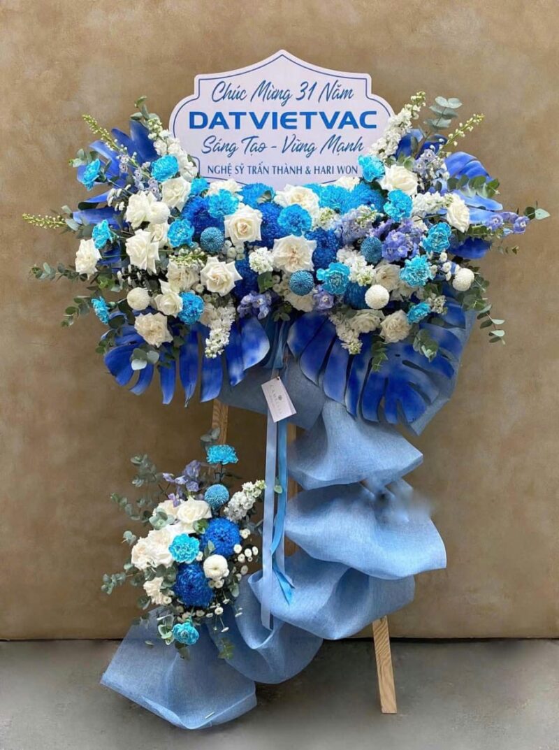 BLUE/WHITE FLOWER BOARD STAND