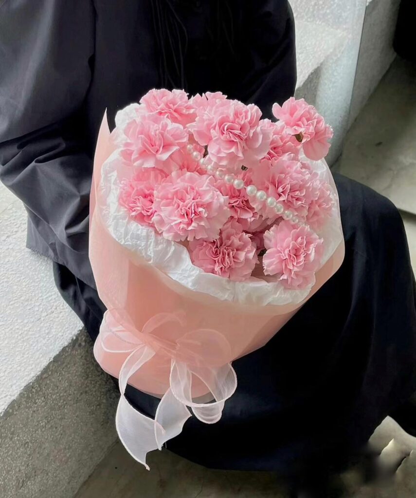 Hoa cẩm chướng hồng tượng trưng cho tình mẫu tử thiêng liêng, thể hiện sự hy sinh và lòng bao dung của người mẹ.