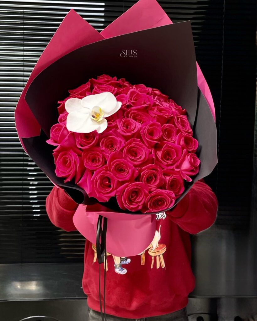 Những bó hoa hồng nhung rực rỡ tại Silis Flower thay lời tri ân sâu sắc gửi mẹ.