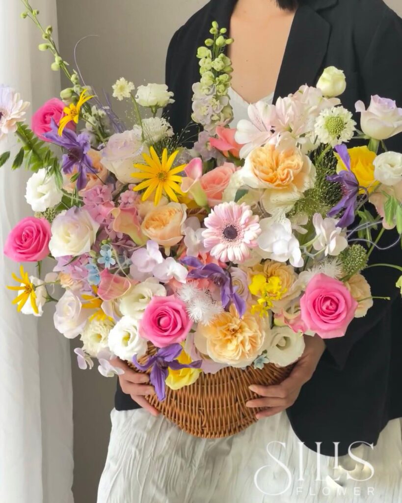 Lẵng hoa 8/3 tặng mẹ vợ thể hiện sự kính trọng và tình cảm chân thành trong gia đình.