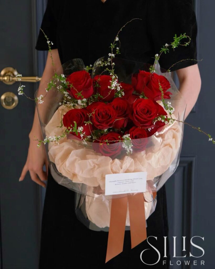 Lẵng hoa 8/3 từ Silis Flower mang phong cách hiện đại và sang trọng.