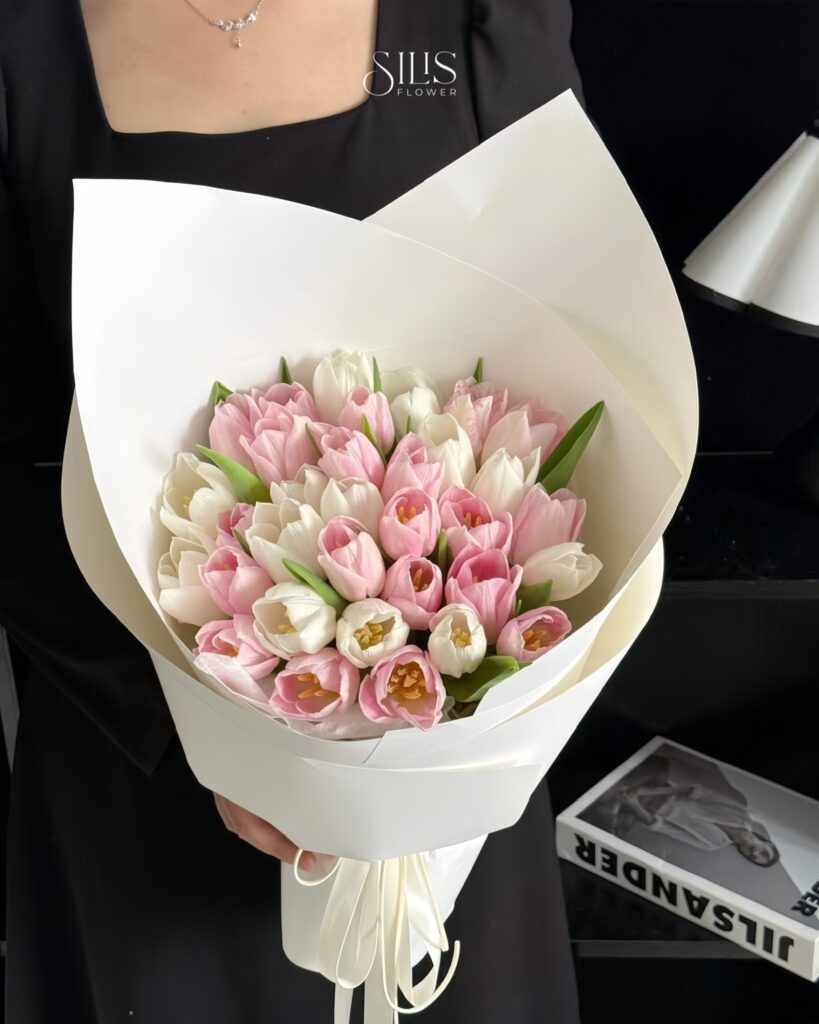 Hoa tulip mang vẻ đẹp tinh tế, biểu trưng cho sự thủy chung và gắn kết bền vững trong tình cảm vợ chồng.