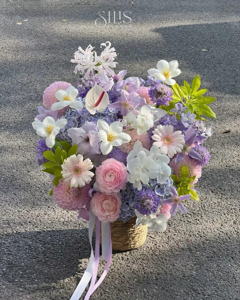 Lẵng hoa đặt tại văn phòng giúp không gian làm việc thêm trang nhã và chuyên nghiệp.